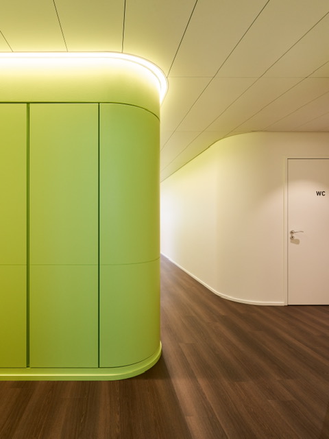 Dekorative Arbeiten: Bunte, grüne Wand